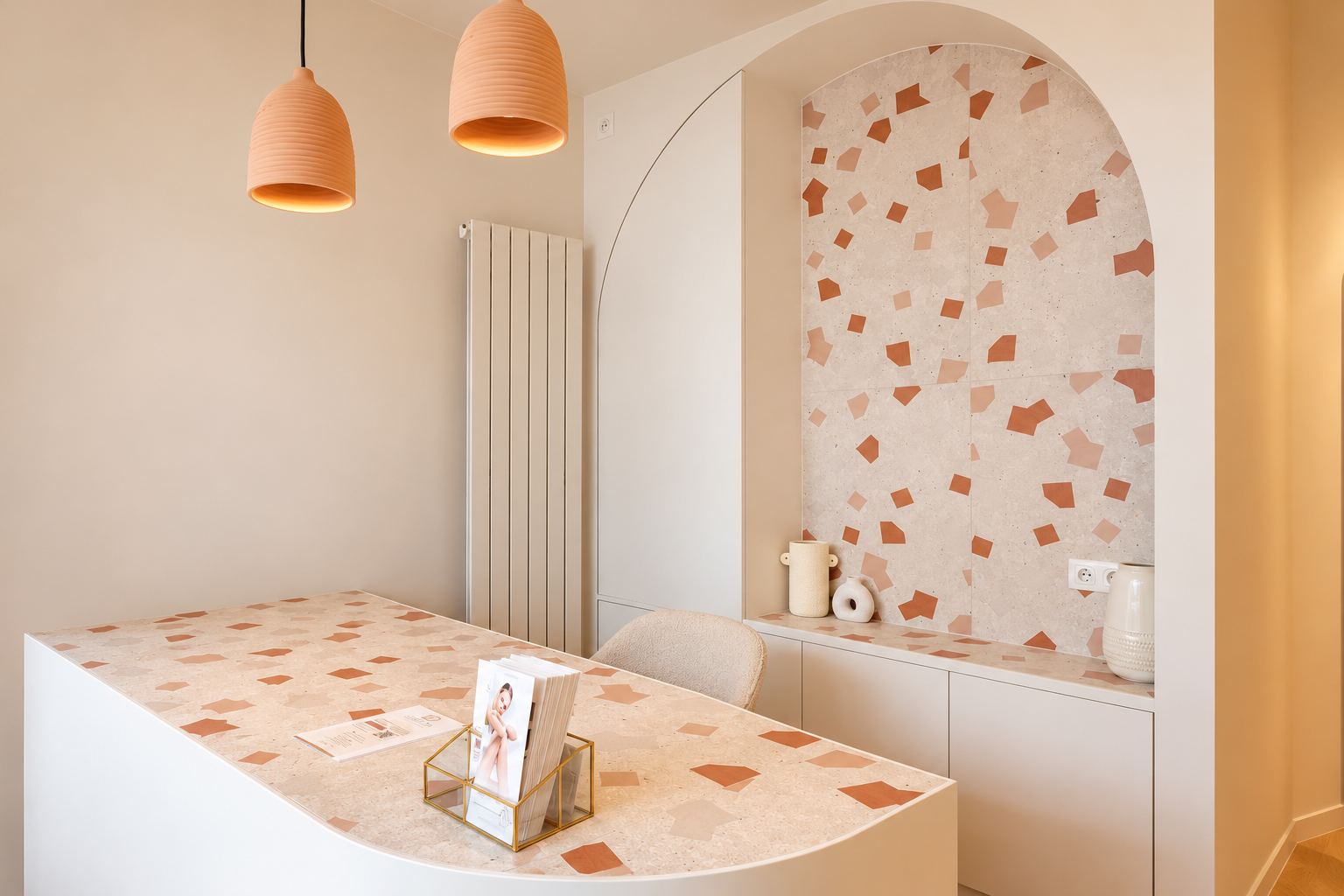 Comptoir d'accueil en terrazzo et suspensions terracotta
