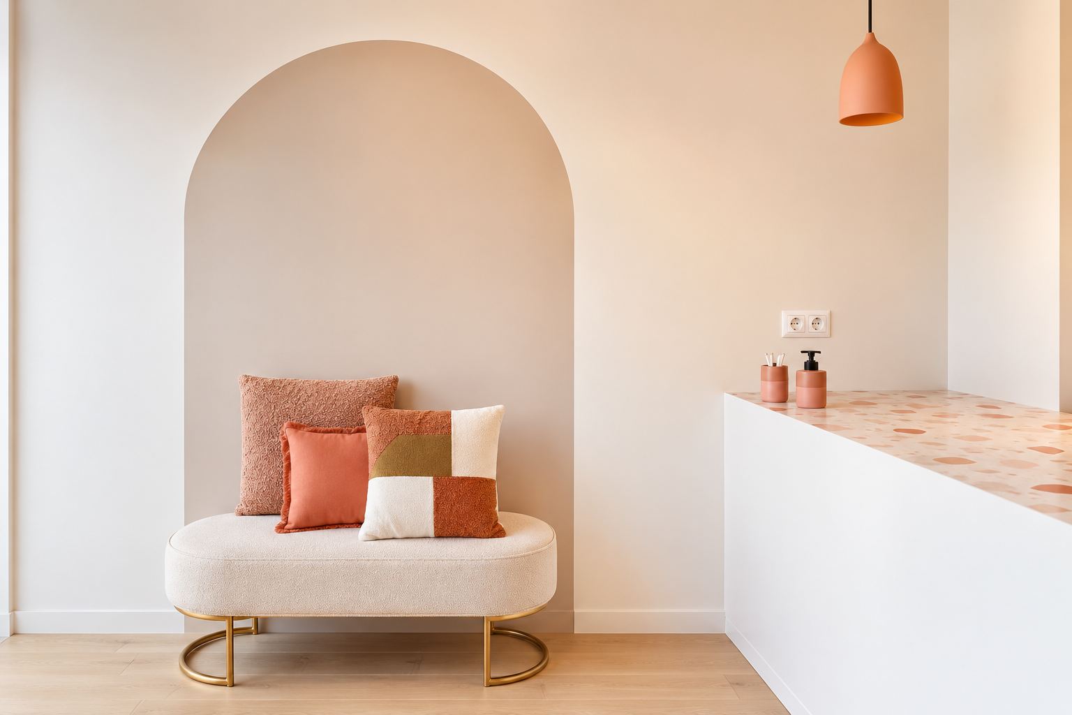 Banquette d'attente sous une arche, coussins terracotta